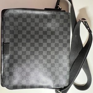 LOUIS VUITTON Damier Graphite District MM Shoulder Bag Code CA2114